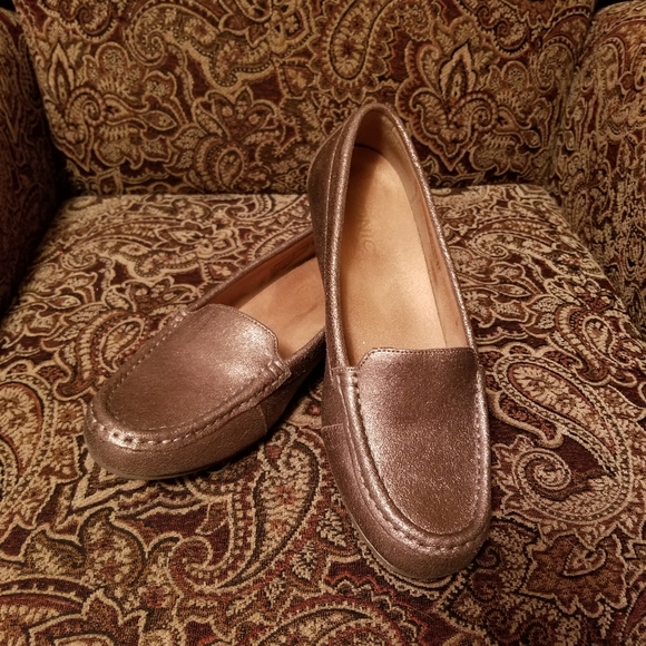 vionic leather moccasins